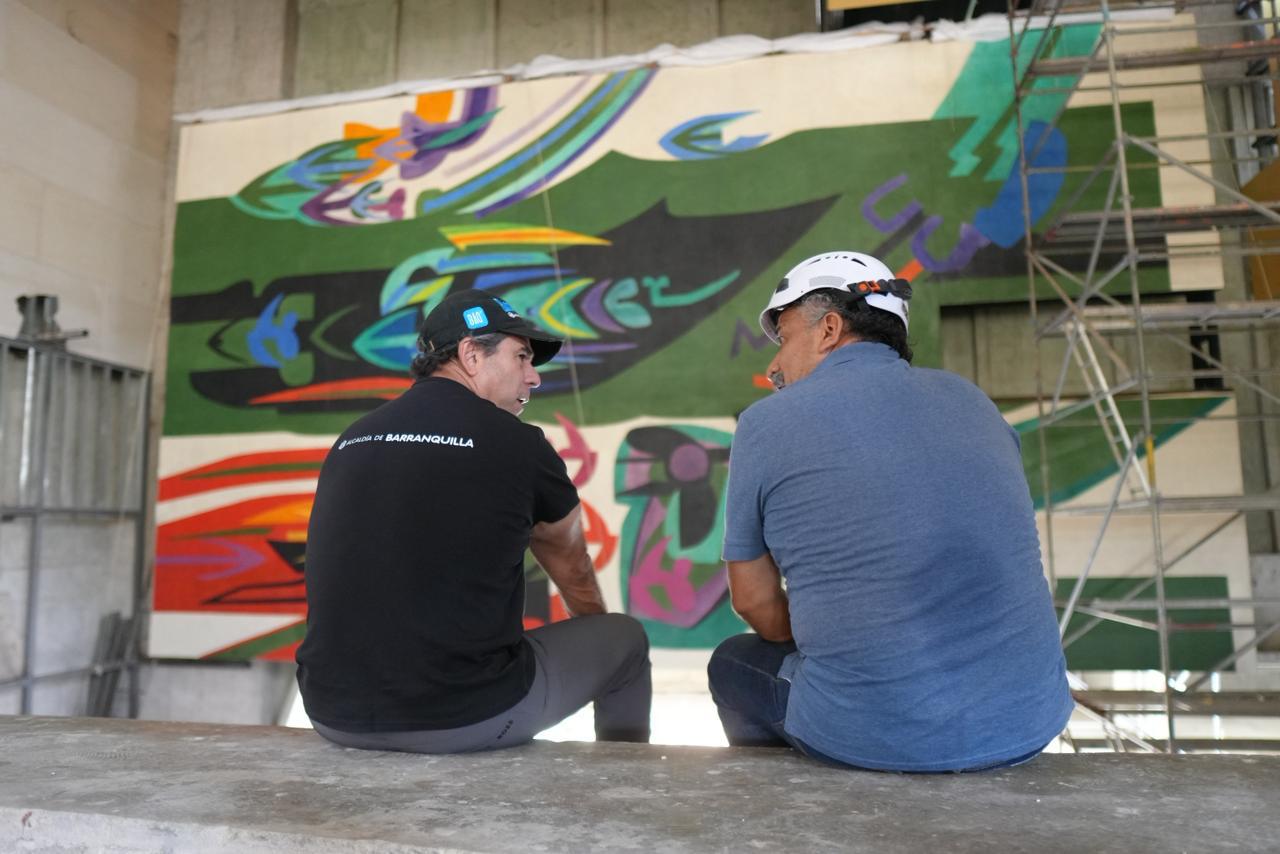 Alcalde Char junto al restaurador, sentados frente al mural de Obregón
