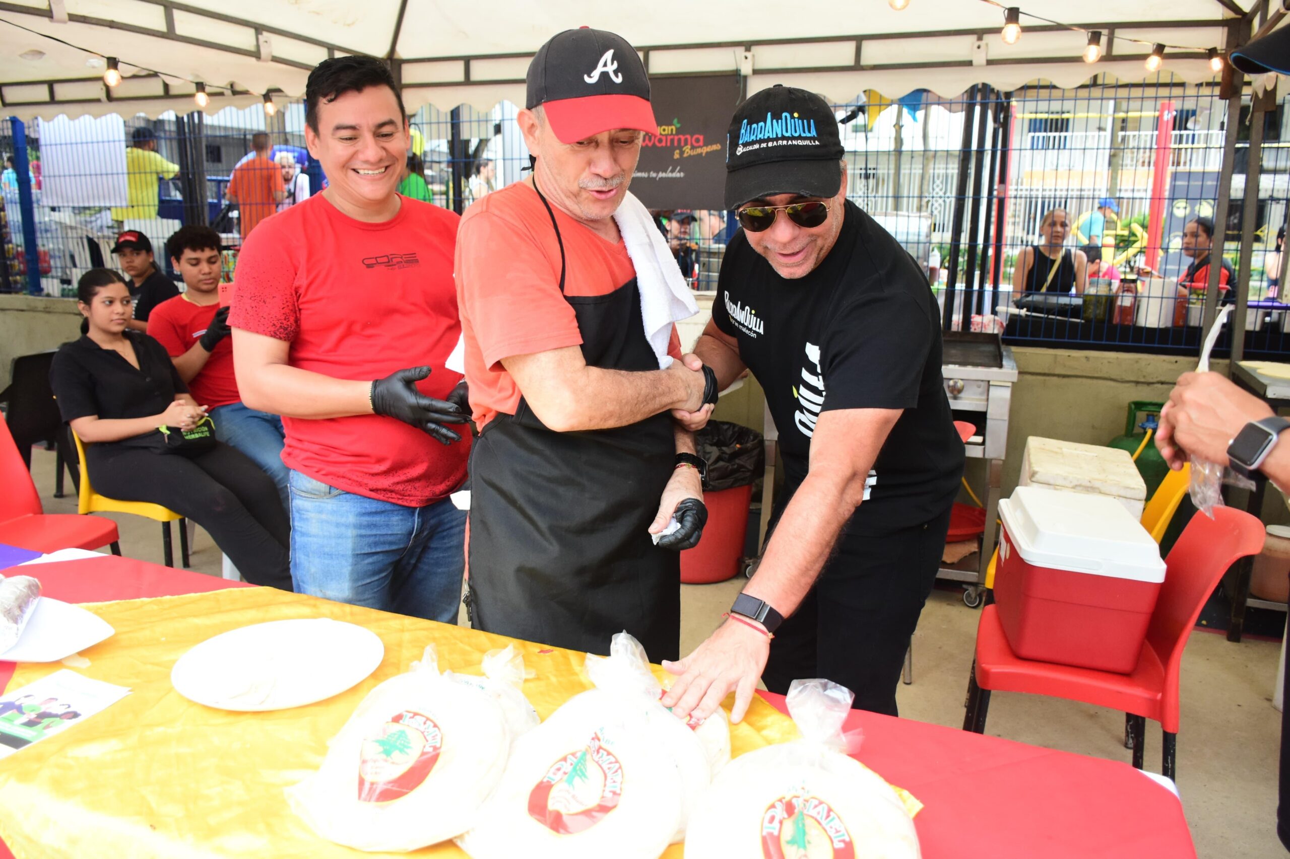Alcalde en compañia de emprendedores, revisando los emprendimientos