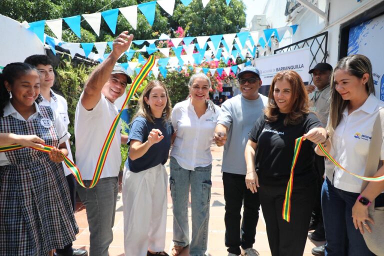 Alcalde Char y Secretaria de Educación junto a comunidad educativa El Silencio
