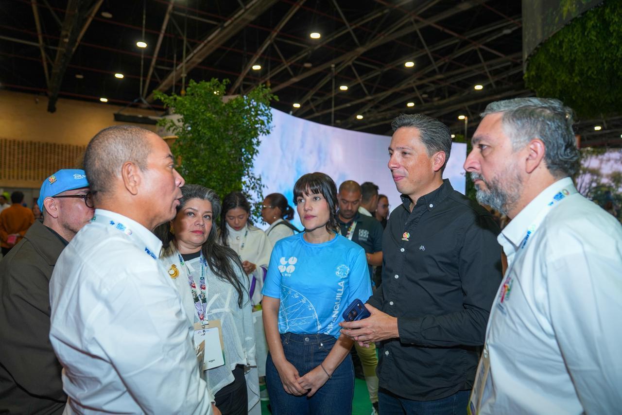 Director de Carnaval SA conversa con visitantes al stand en Anato