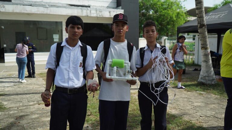 estudiantes con proyectos baqstem en sus manos