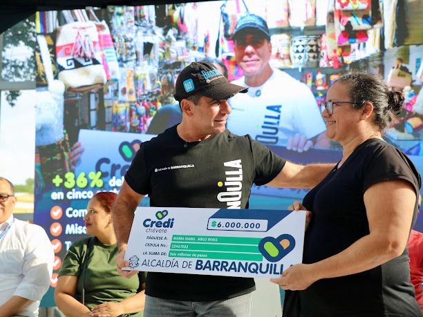 Char entregando cheque simbólico de Credichevere