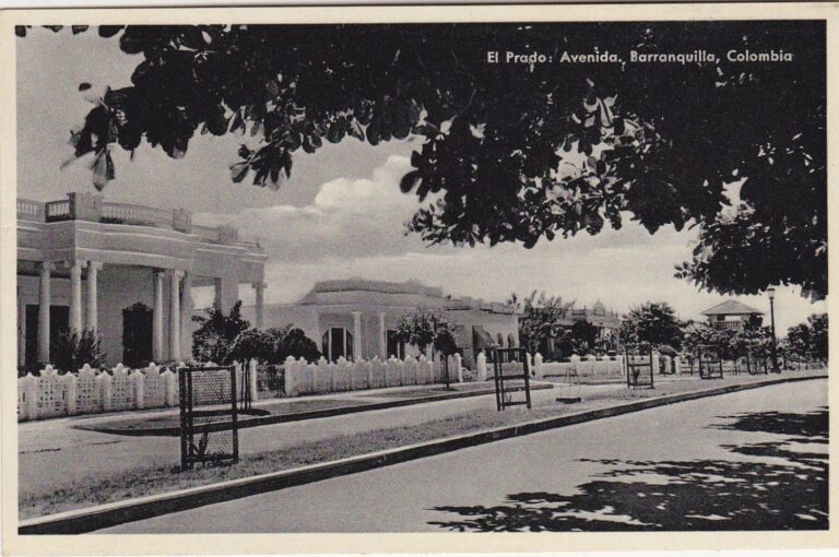 Foto en blanco y negro de una cuadra antigua del barrio el Prado