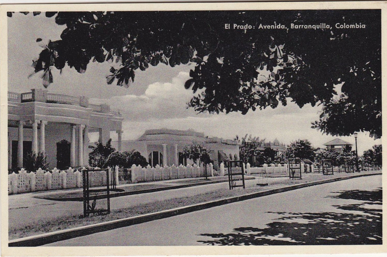 Foto en blanco y negro de una cuadra antigua del barrio el Prado