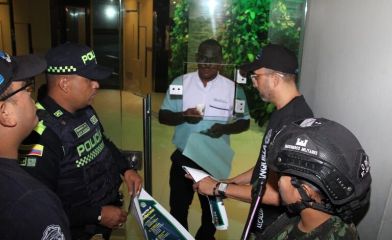 Funcionarios y policías en entrada de vivienda entregan información