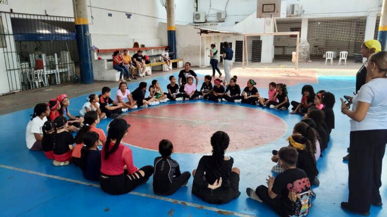 grupo de jóvenes y niños reciben formación artística