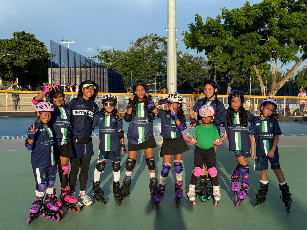 Grupo de niños de escuela de patinaje