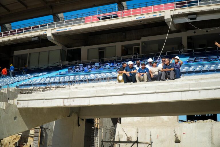 Alcalde Char junto a funcionarios e ingenieros sentados en las obras de graderías del estadio Metropilitano