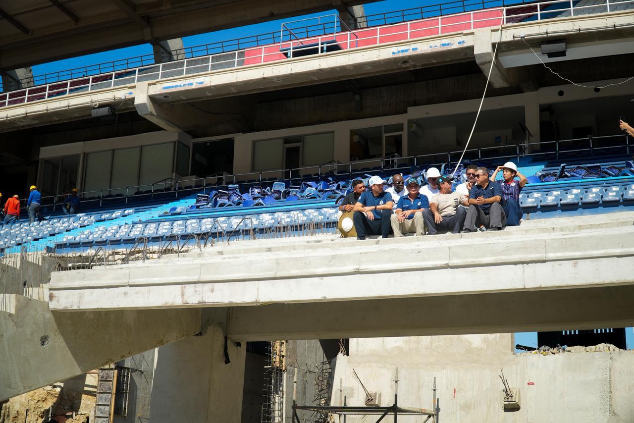 Alcalde Char junto a funcionarios e ingenieros sentados en las obras de graderías del estadio Metropilitano
