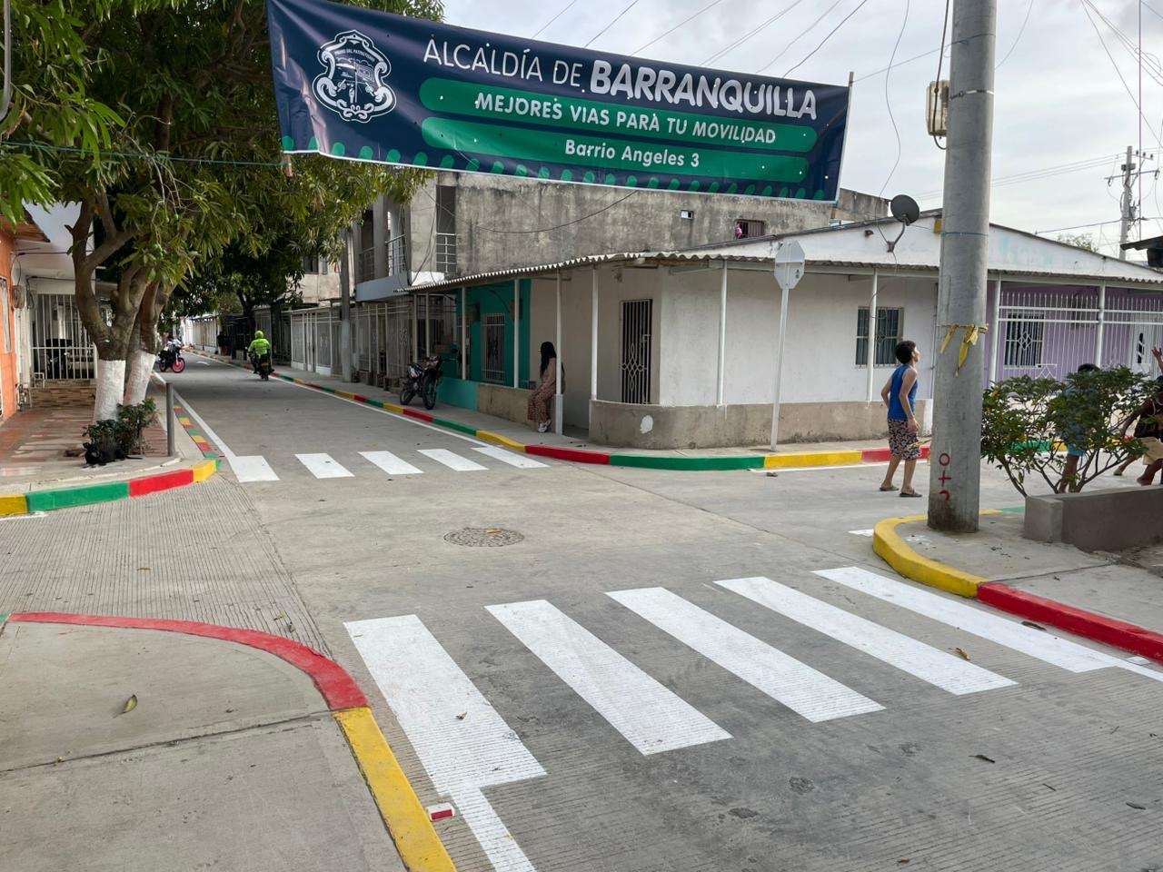 Nuevas calles pavimentadas con su demarcación y un pasacalle institucional en el barrio Los Angeles