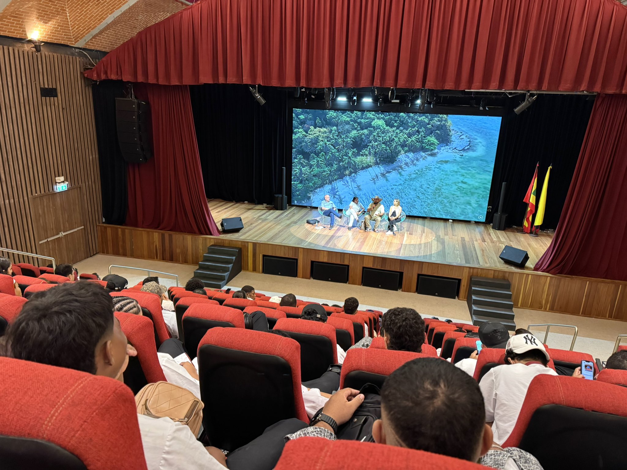 Personas sentadas en el teatro de la Fábrica de Cultura observan una actividad cultural