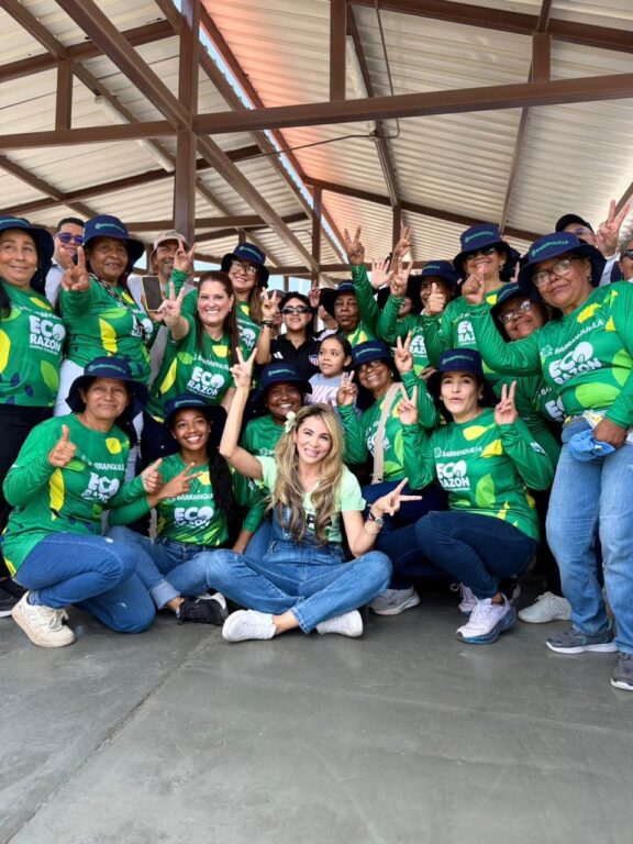 Ana María Aljure con grupo de mujeres del proyecto huertas comunitarias