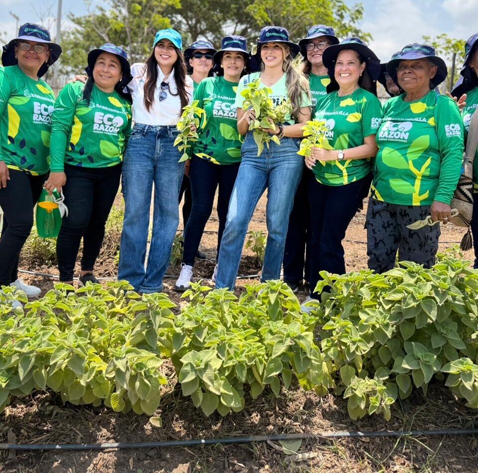 grupo de mujeres dedicadas a la huerta junto a la gerente de Ciudad