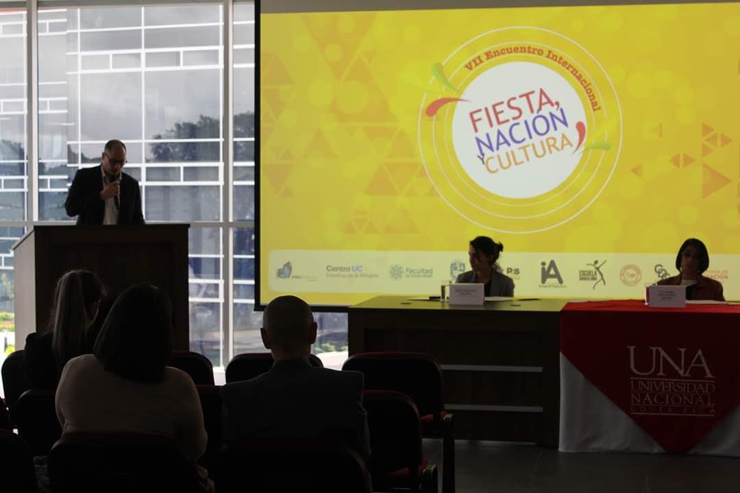 Pantalla y expositores del 8º Encuentro Internacional sobre Estudios de Fiesta, Nación y Cultura