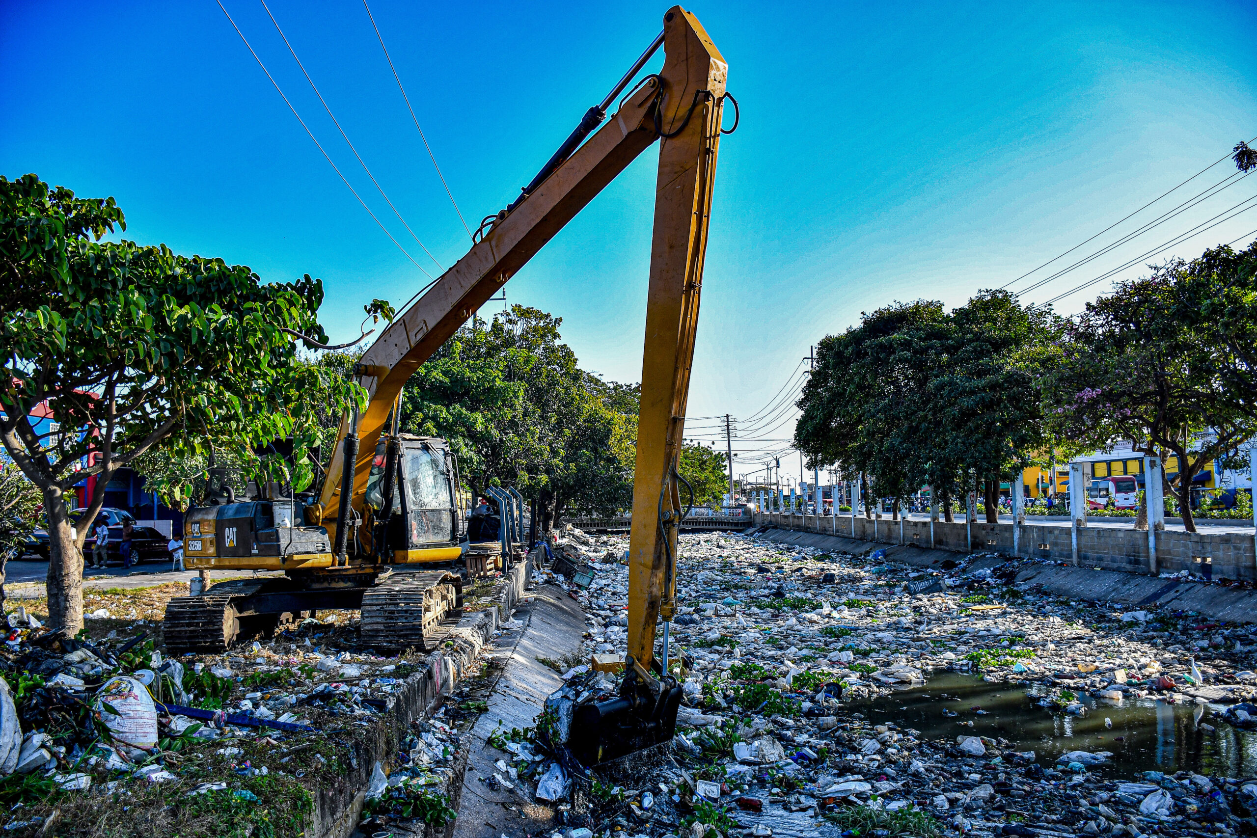 máquina excavadora retira sedimentos de un caño
