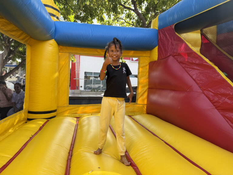 niño jugando en inflable durante jornadas recreodeportivas