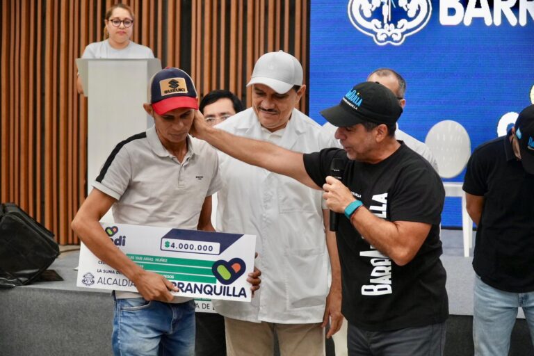 alcalde Char entregando cheque simbólico a comerciante