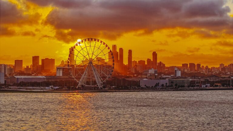 Atardecer en el Malecón con panorámica del río Magdalena y la noria Luna del Río con edificios atrás