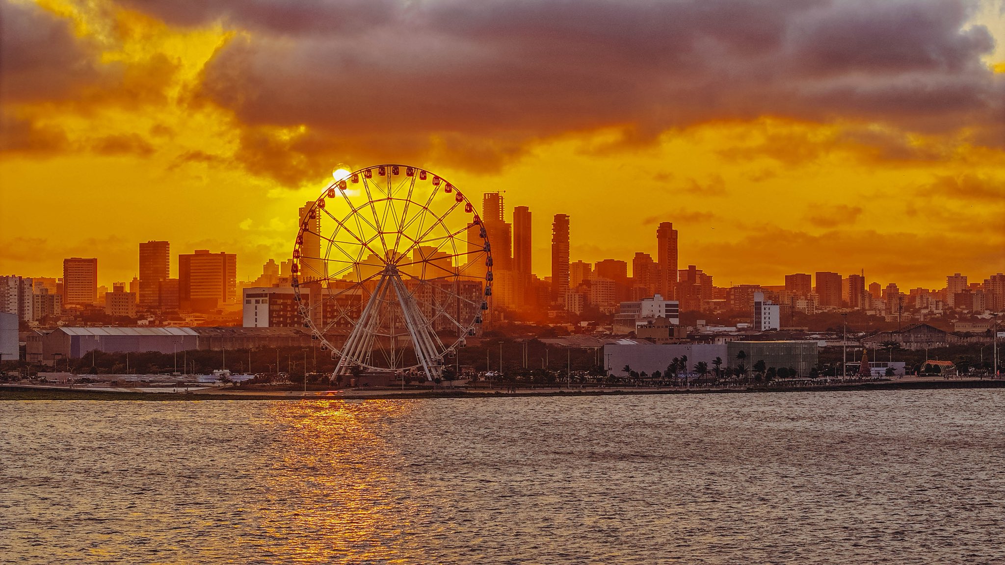 Atardecer en el Malecón con panorámica del río Magdalena y la noria Luna del Río con edificios atrás