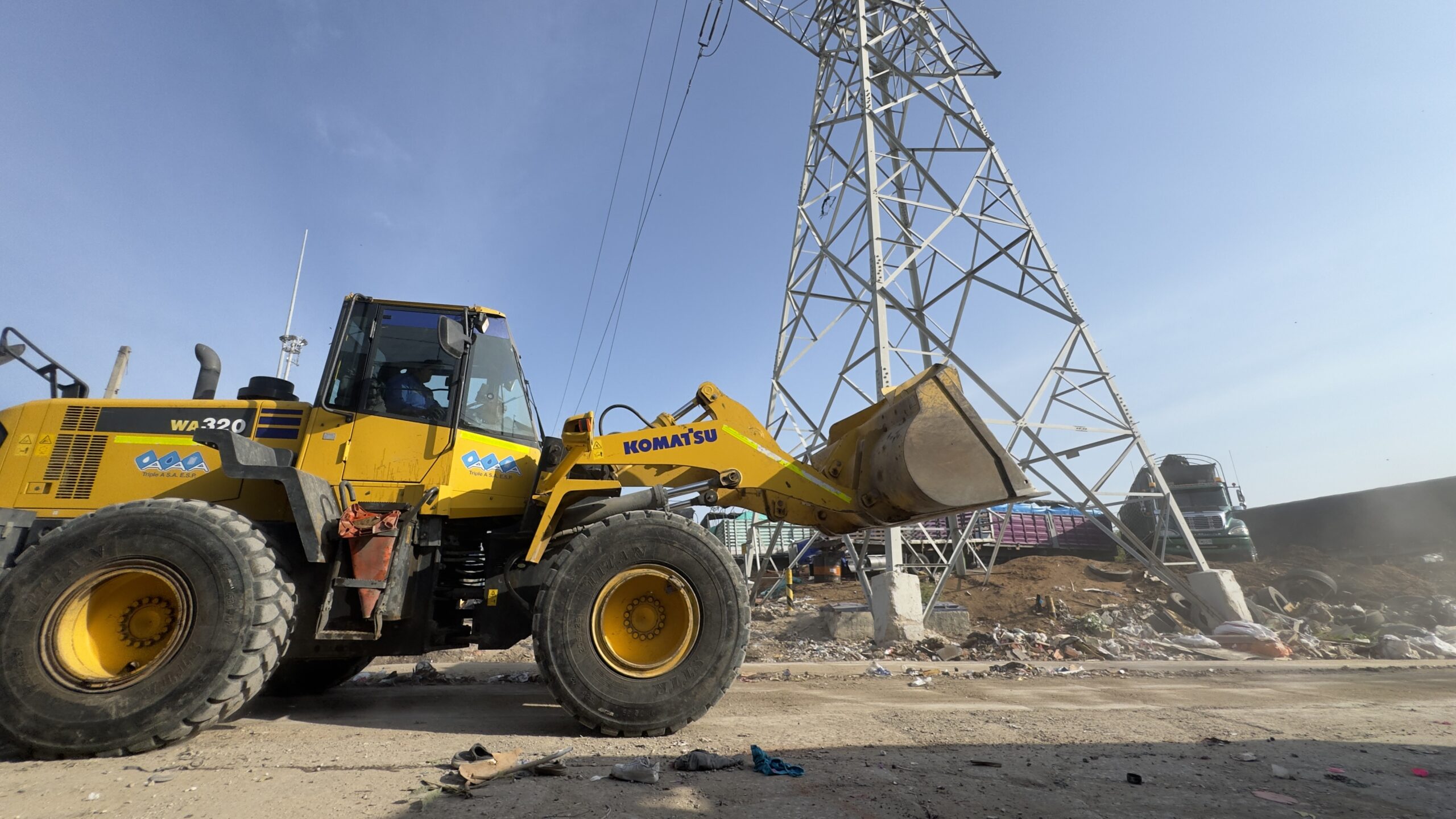 Catapila recoge desechos cerca a torre