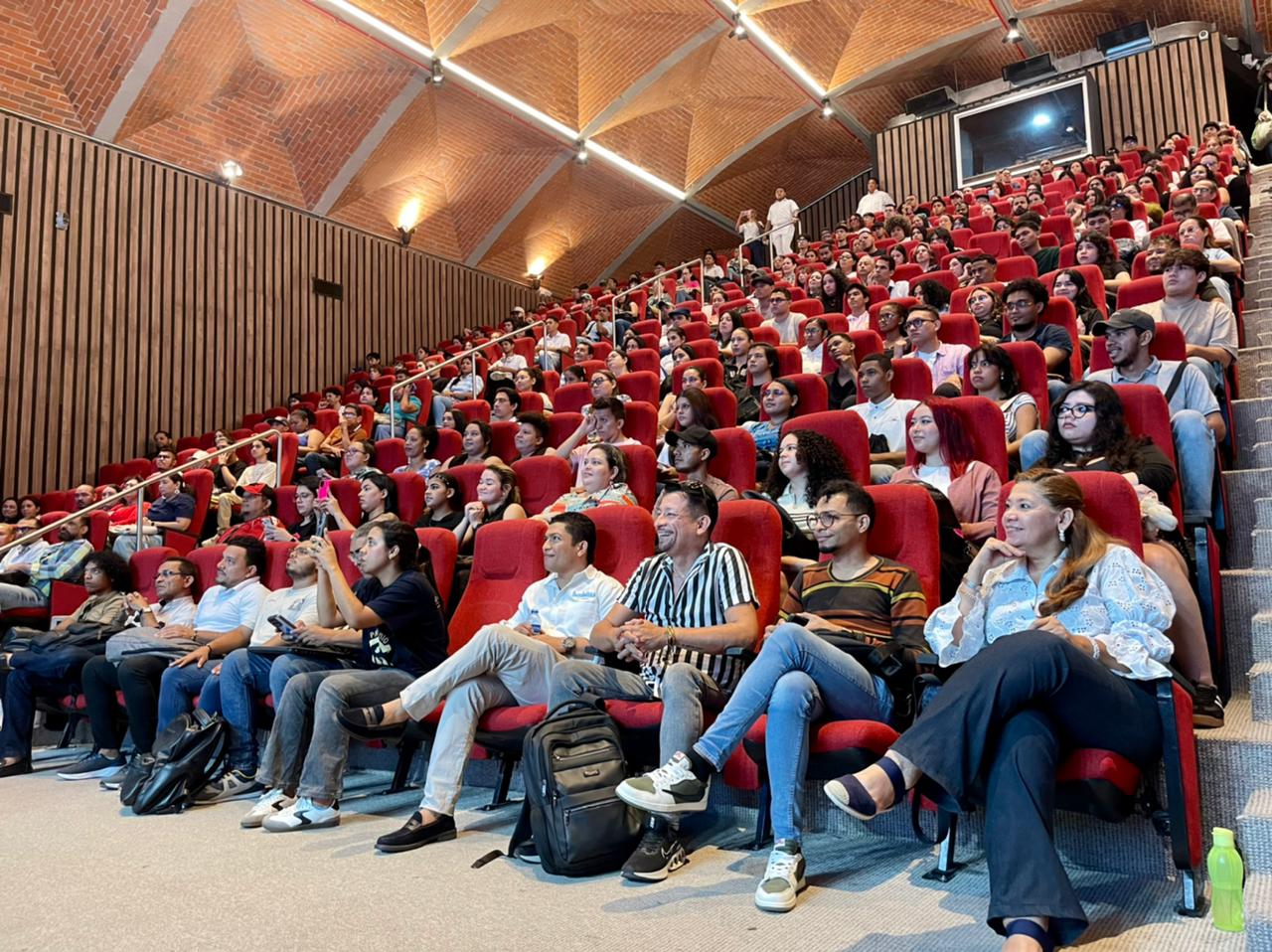 Personas que inician el ciclo de la escuela Distrital de Arte en un auditorio