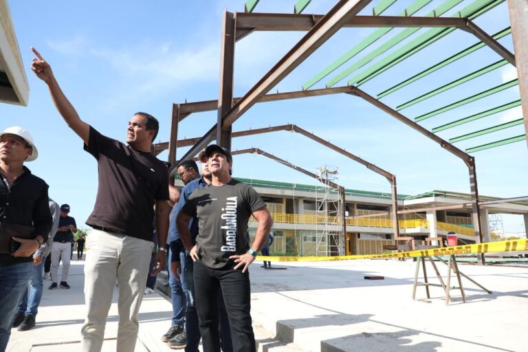 Alcalde junto a ingenieros inspeccionando obras de construcción de colegio en Villas de San Pablo