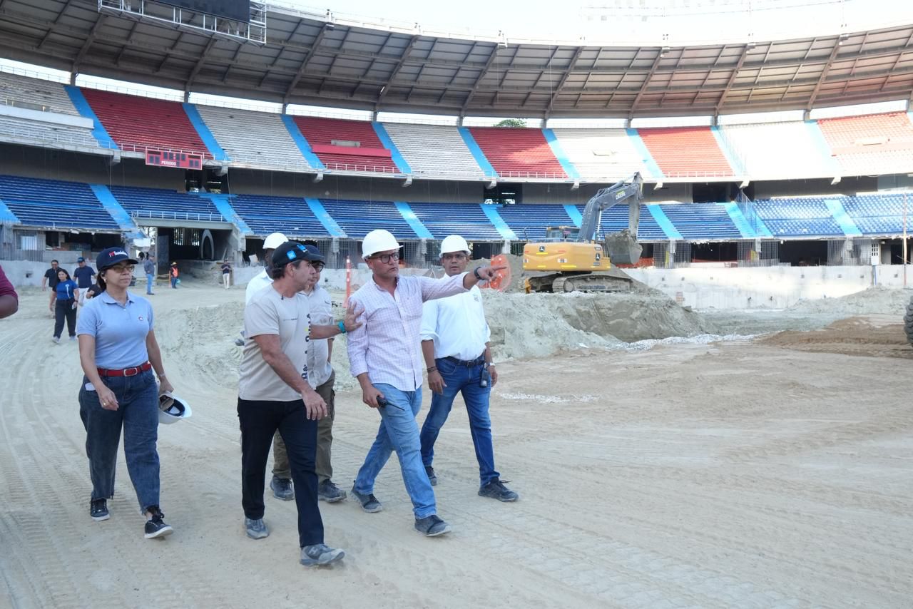 Alcalde Char inspeccionando junto a ingenieros las obras en Estadio Metropolitano