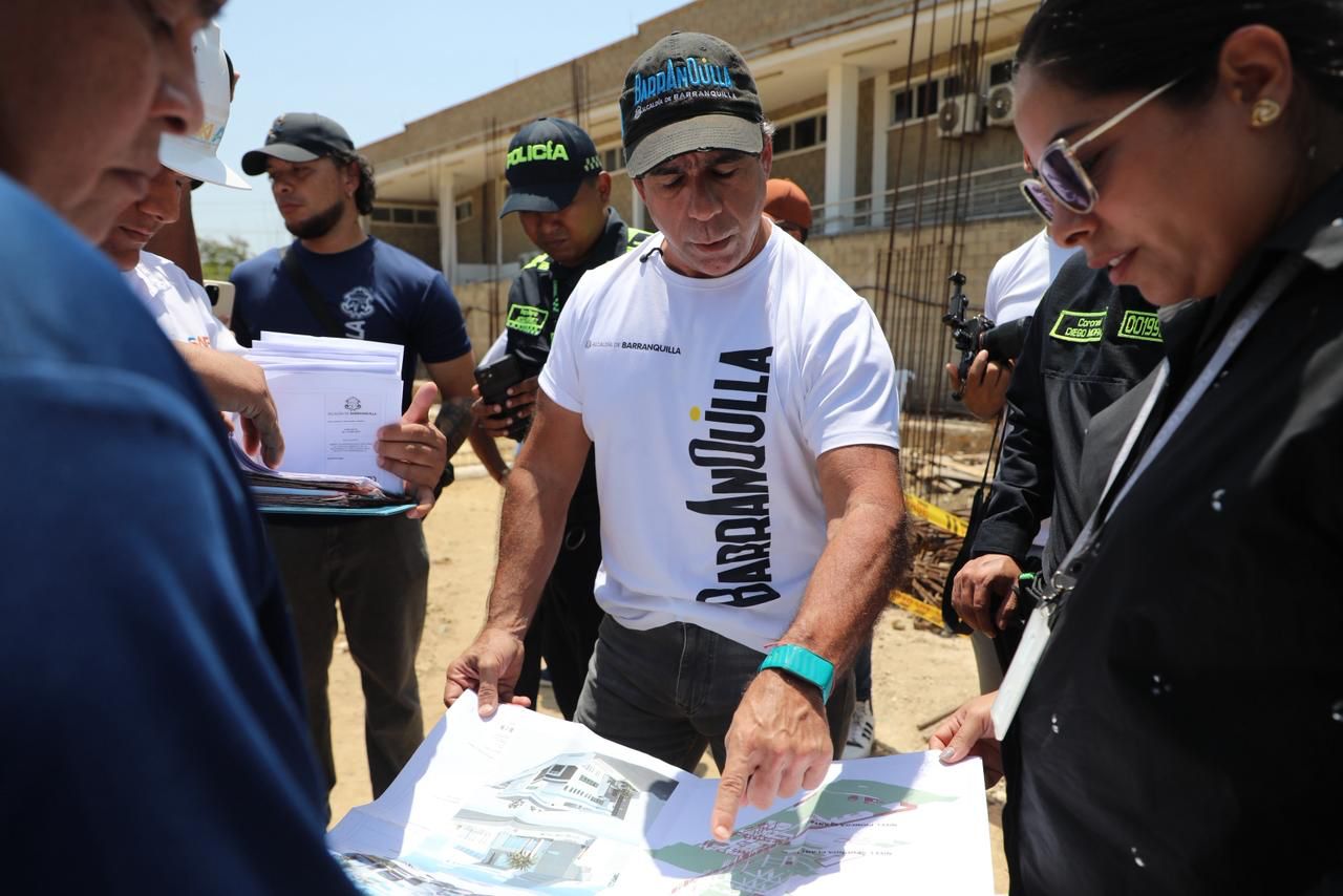 Alcalde Char señala a efectivos y autoridades el plano de obras de la estación de Policía de El Bosque
