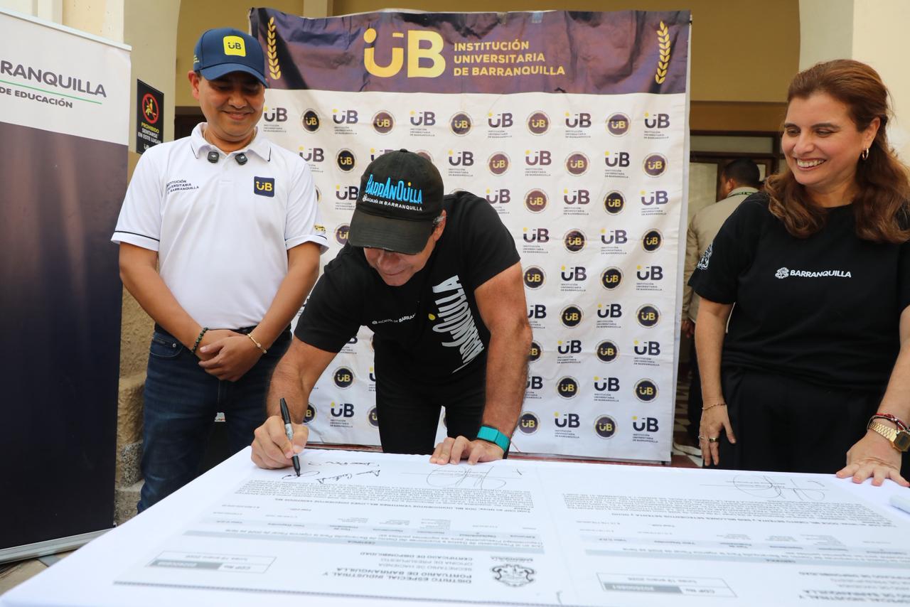 Alcalde firmando convenio junto a Secretaria de Educación y rector de IUB