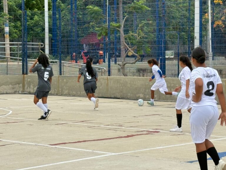 Mujeres jugando fútbol