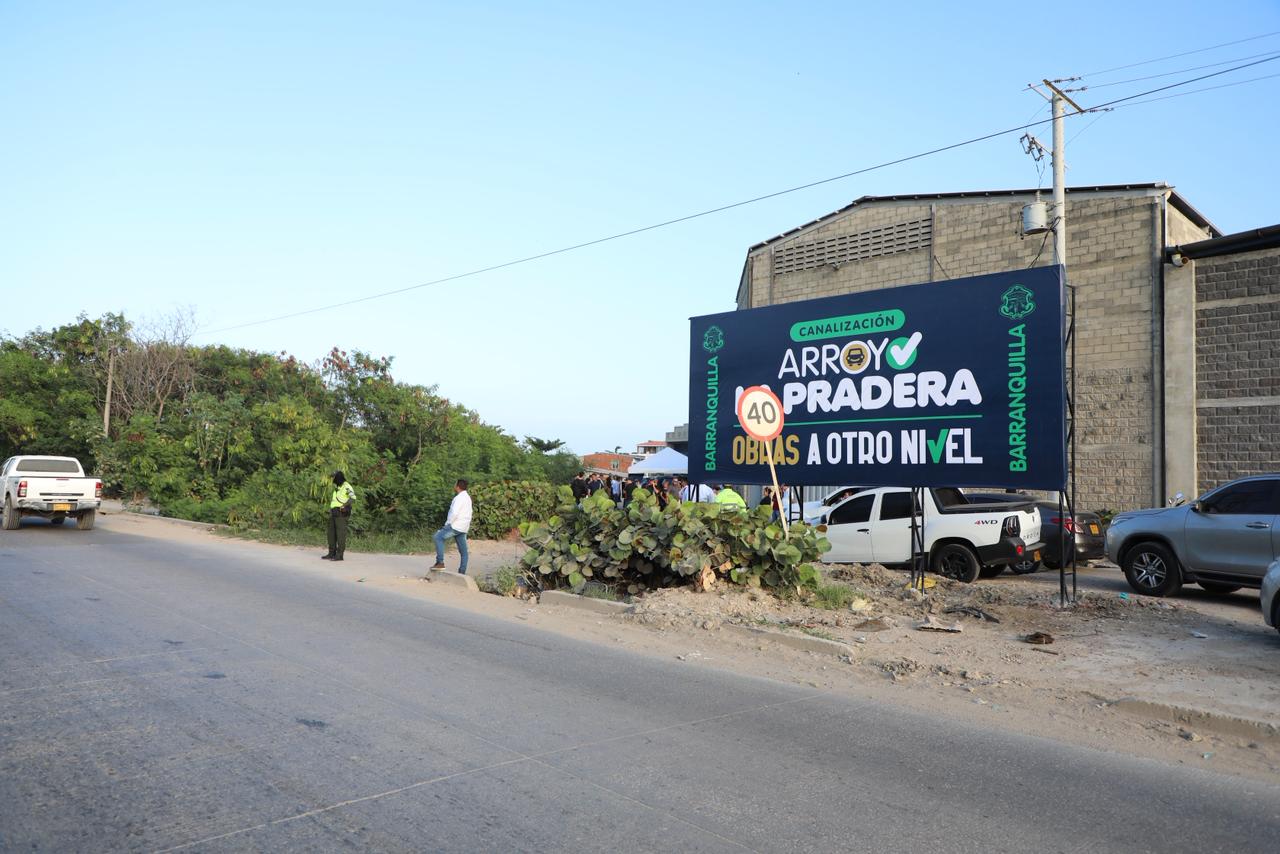 Valla de aviso de la obra en La Pradera