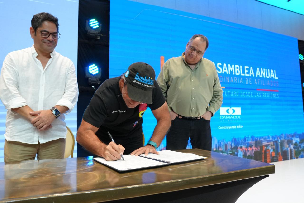 Alcalde firma decreto Mi Techo Propio