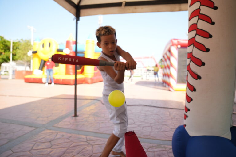 niño bateando un balón durante festivales recreodeportivos