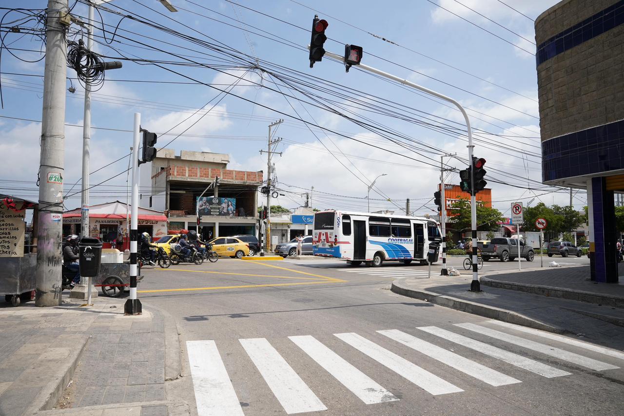vista de un cruce vial con el nuevo semáforo y demarcaciones