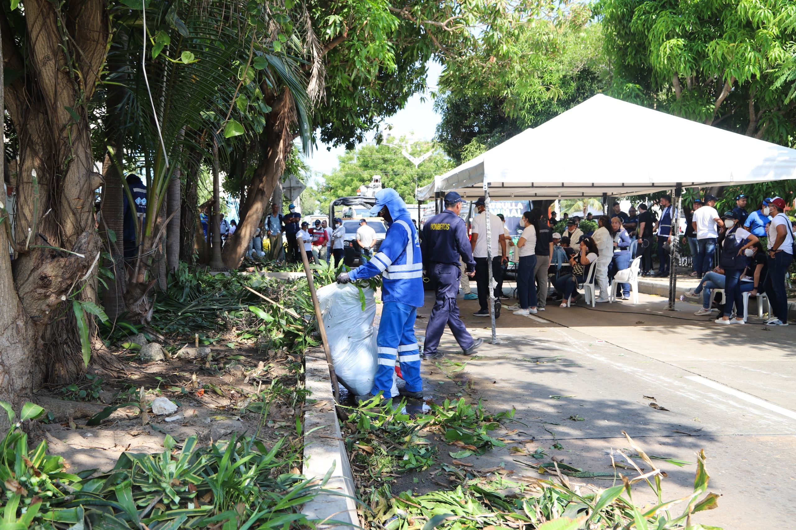 Intervención técnica por salubridad a vivienda muestra a funcionarios de diversas dependencias bajo una carpa