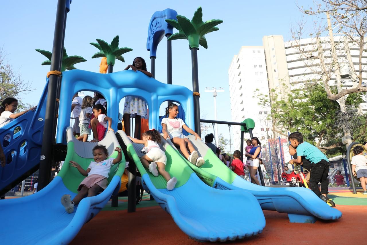 niños en un sube y baja del parque San Salvador