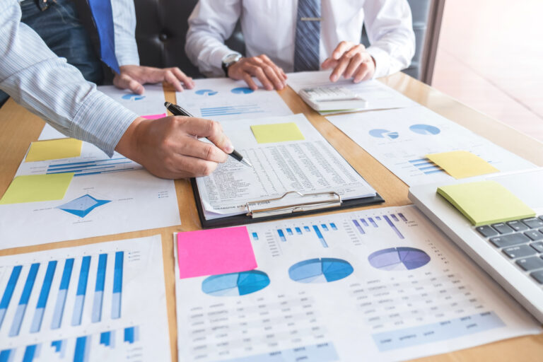 Manos revisando graficas e informes