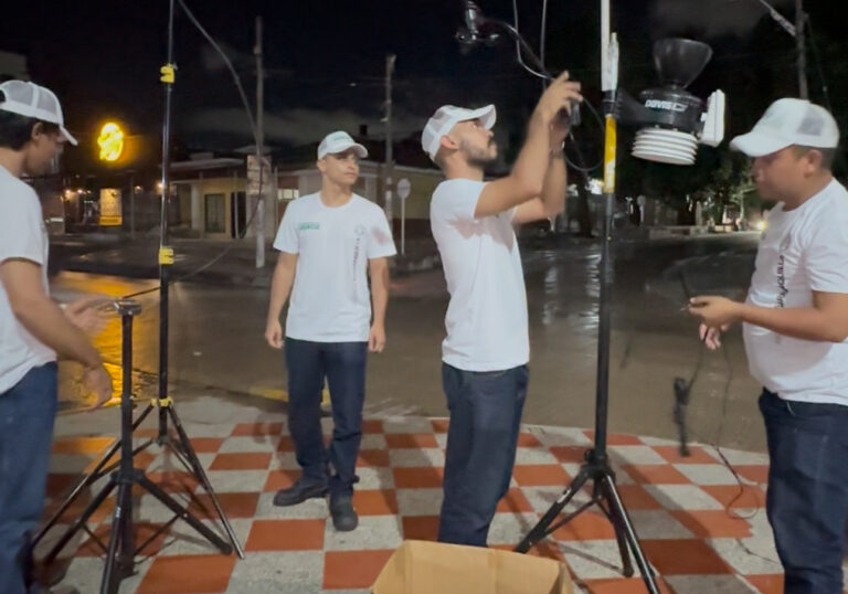 Personal de Barranquilla Verde haciendo monitoreo del ruido con equipos medidores en un barrio