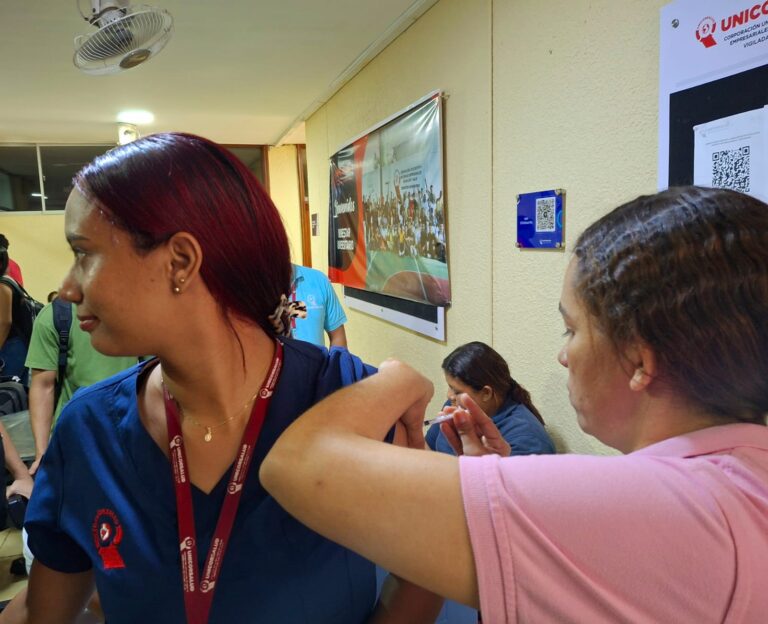 señora vacunándose