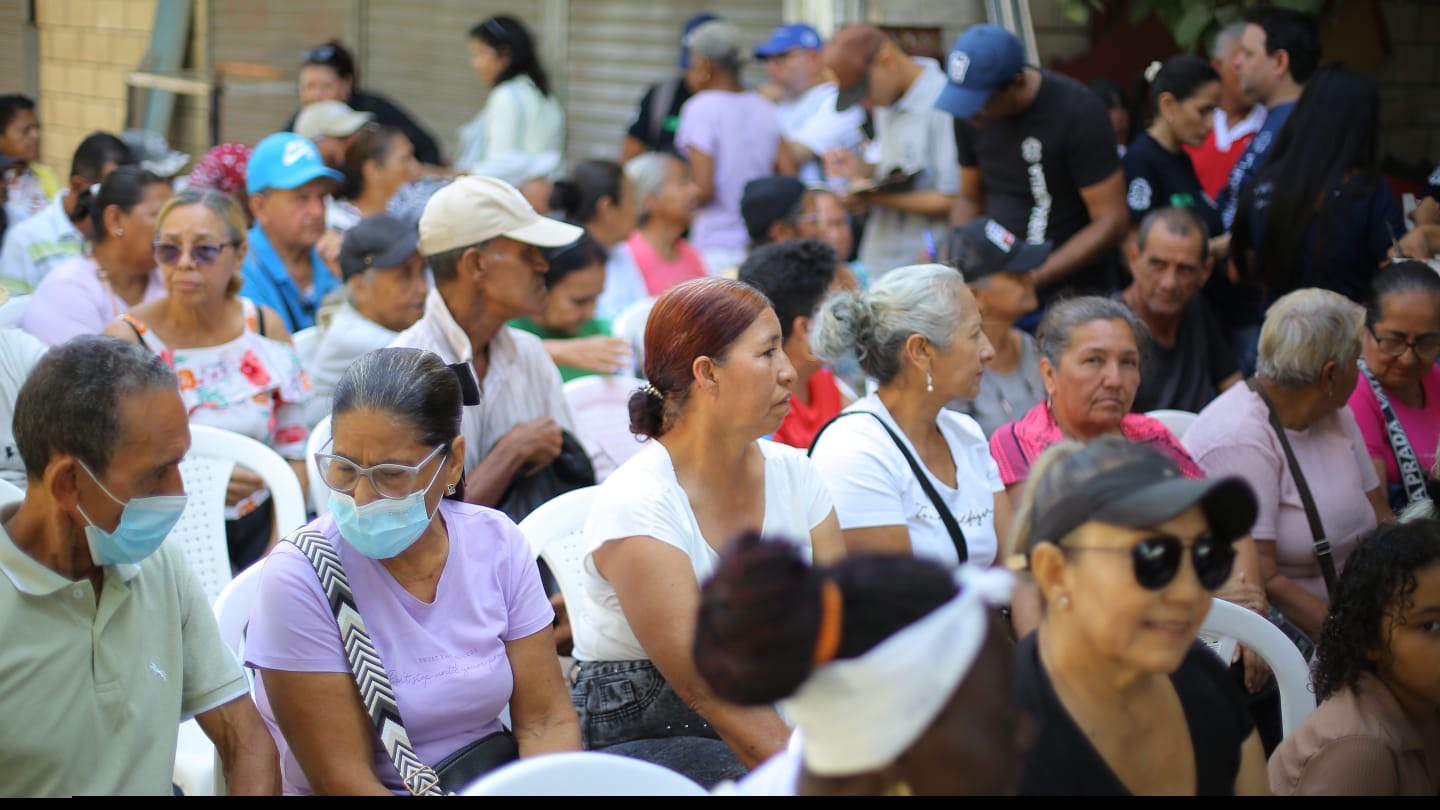 grupo de adultos mayores sentados durante jornada del subsidio