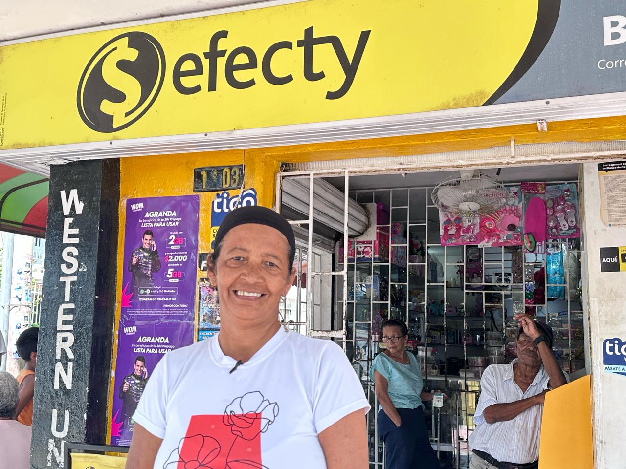 Adulta mayor frente a un Efecty