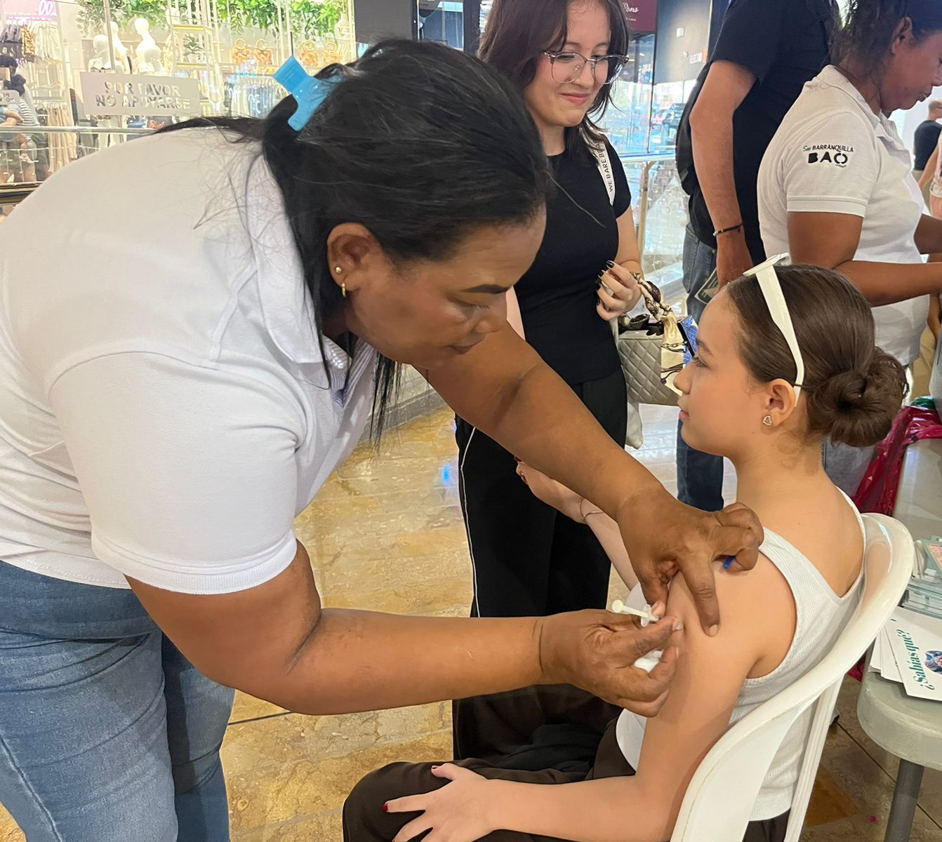 Joven recibe vacuna en su brazo