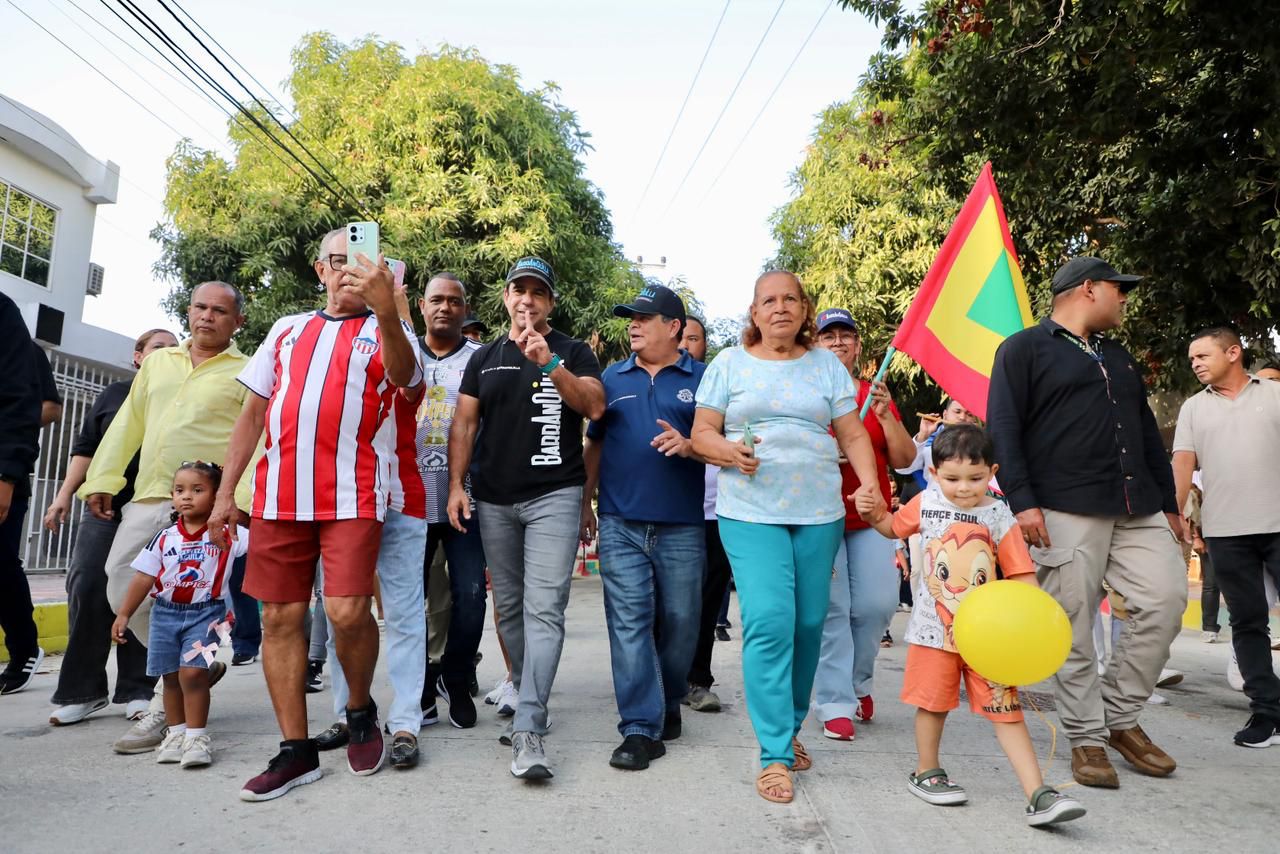 Alejandro Char camina por la nueva vía con la comunidad