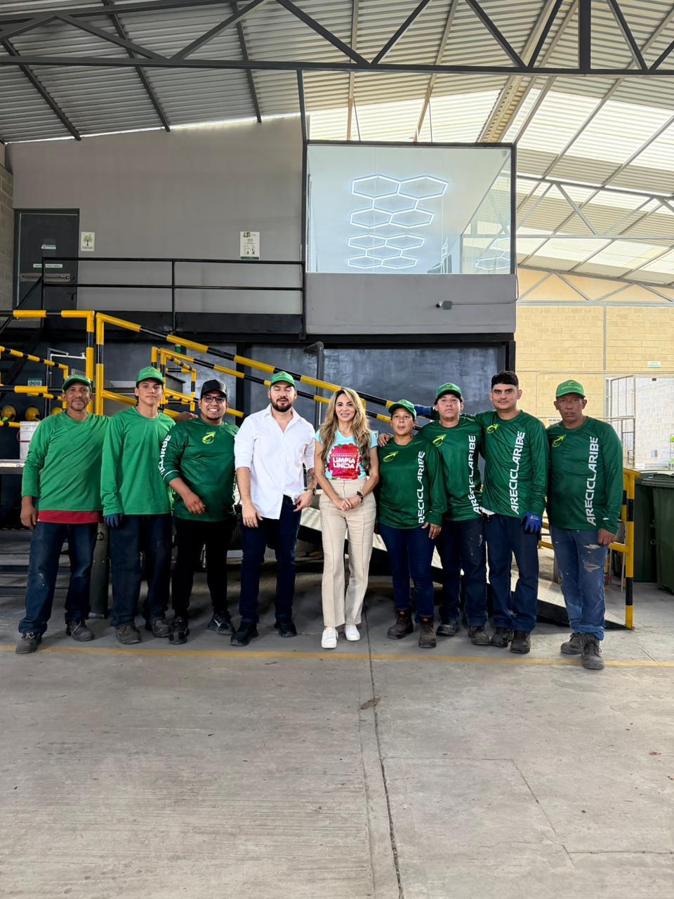 Gerente de Ciudad con personal reciclador de la planta procesadora de residuos orgánicos