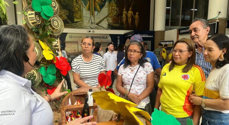 Historiadora explicando hitos historicos de Barranquilla a un grupo de funcionarios.