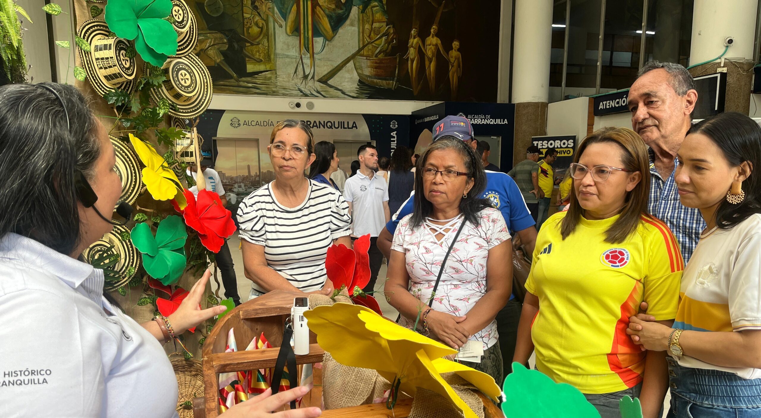 Historiadora explicando hitos historicos de Barranquilla a un grupo de funcionarios.