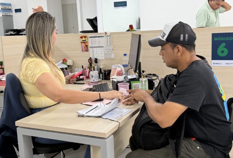 Ciudadano es atendido por funcionaria presencialmente